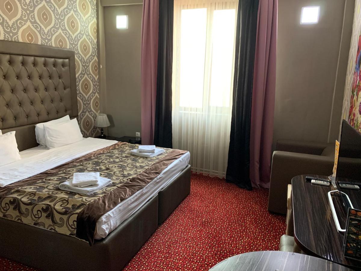 Deluxe Plaza Hotel Almaty Exterior foto