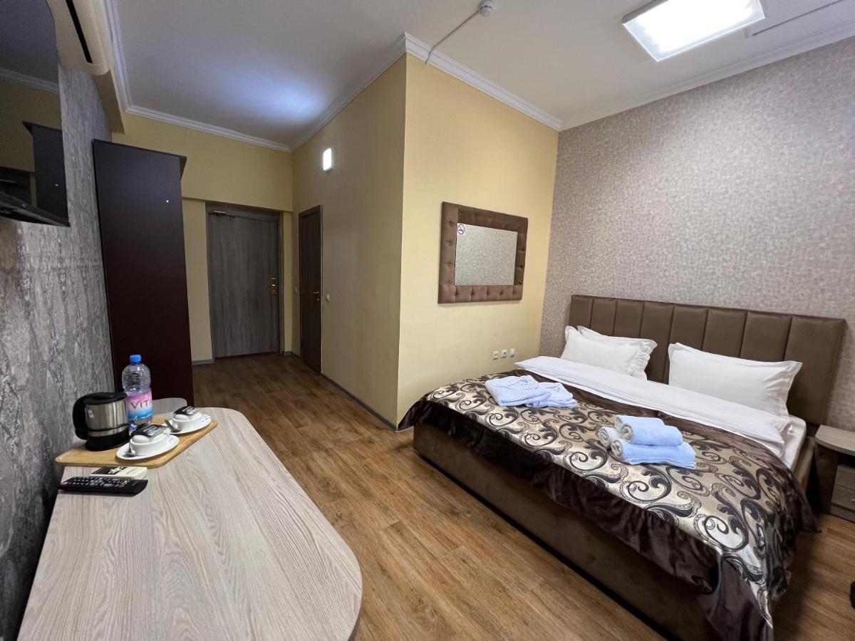 Deluxe Plaza Hotel Almaty Exterior foto