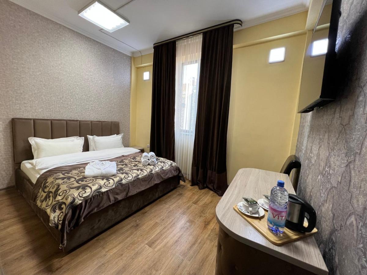 Deluxe Plaza Hotel Almaty Exterior foto
