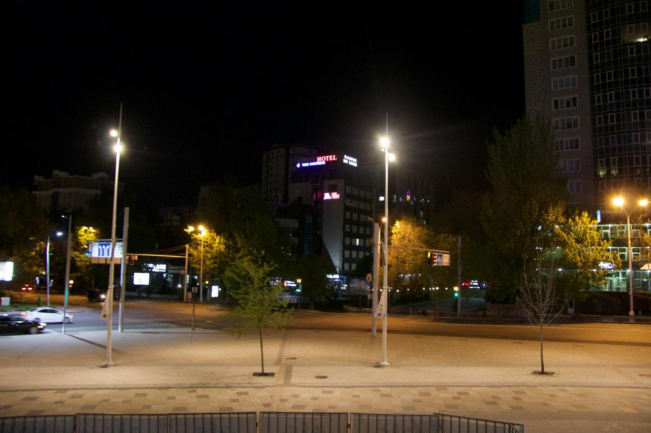 Deluxe Plaza Hotel Almaty Exterior foto