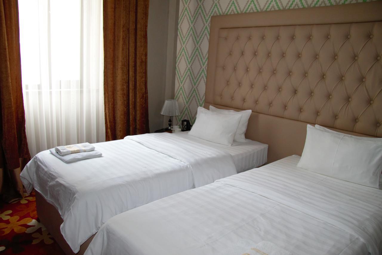 Deluxe Plaza Hotel Almaty Exterior foto